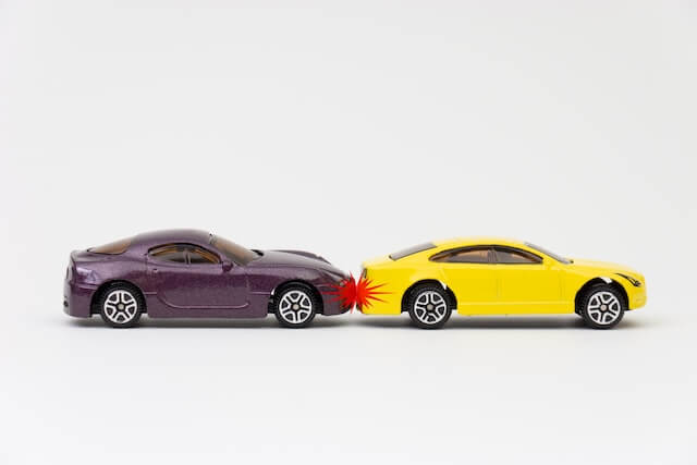 車が追突している様子 | 大阪市東成区の接骨院 | まつい接骨院