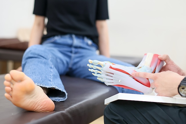 子供の脚の状態を確認する様子 | 大阪市東成区の接骨院 | まつい接骨院