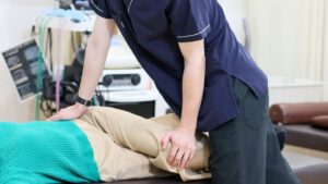 施術中の様子 | 大阪市東成区の接骨院 | まつい接骨院