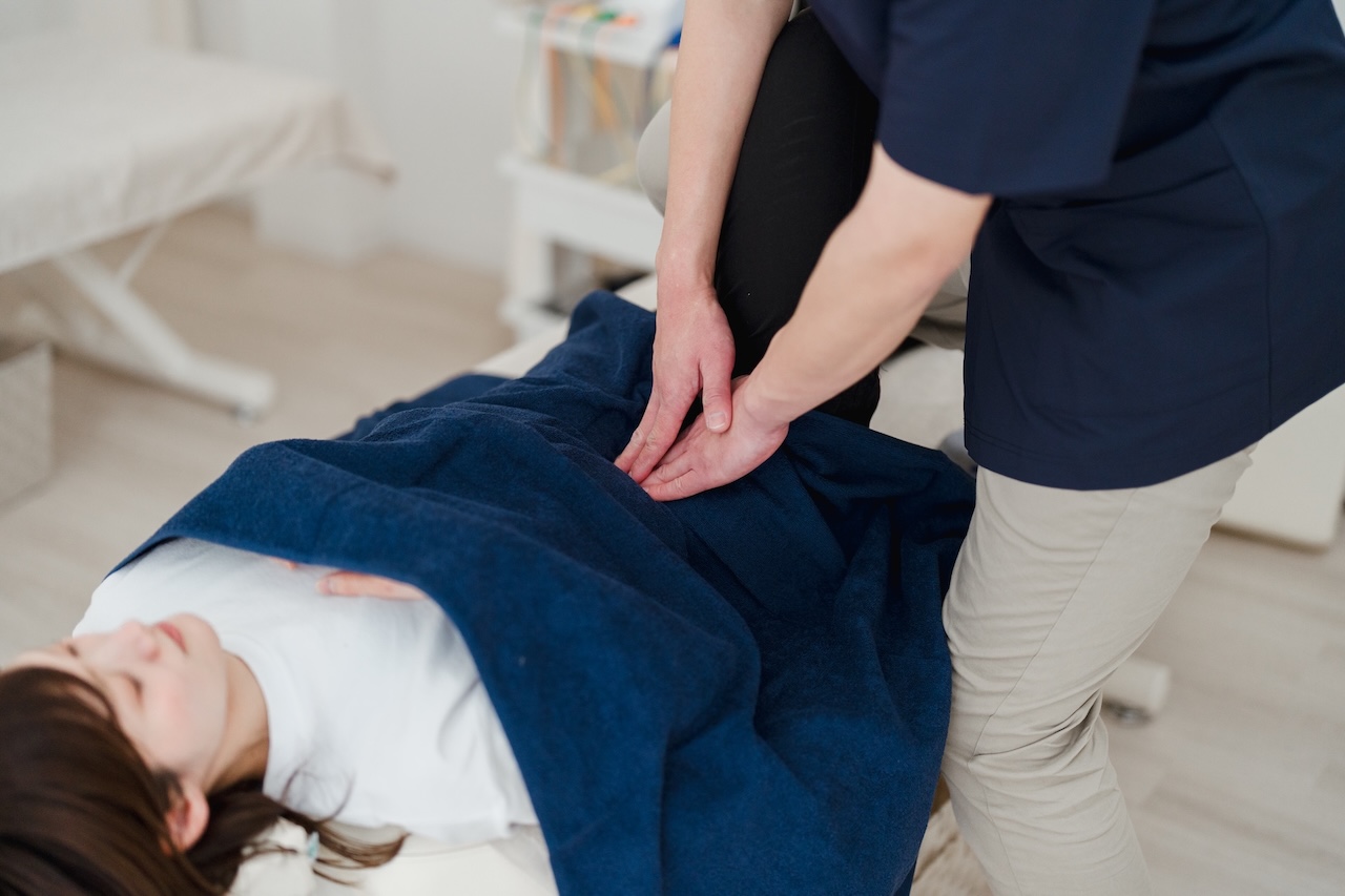 施術中の様子 | 大阪市東成区の接骨院 | まつい接骨院