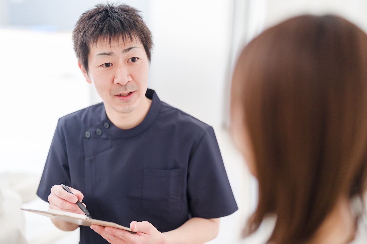 丁寧にヒアリングをする様子 | 大阪市東成区の接骨院 | まつい接骨院