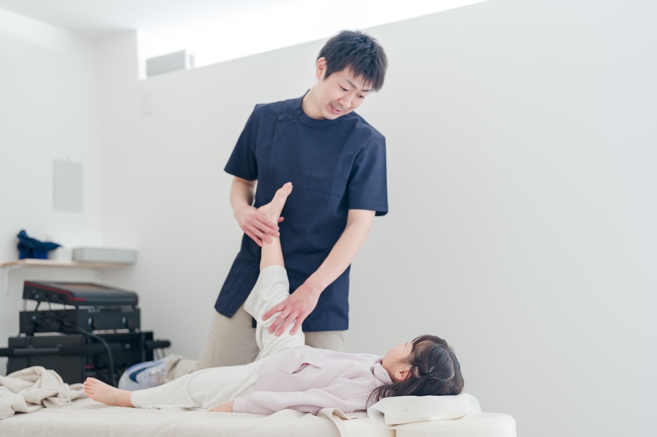 子供の足の施術中の様子 | 大阪市東成区の接骨院 | まつい接骨院