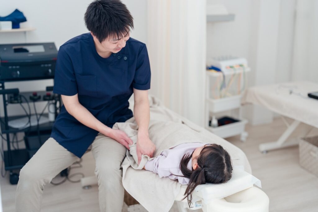 子供の腕の施術中 | 大阪市東成区の接骨院 | まつい接骨院