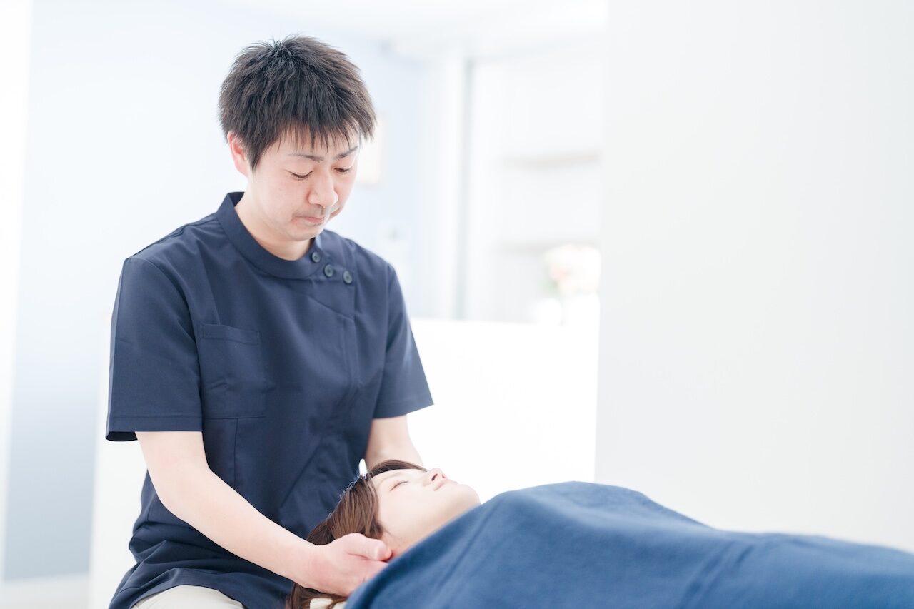 首周りをマッサージする様子 | 大阪市東成区の接骨院 | まつい接骨院